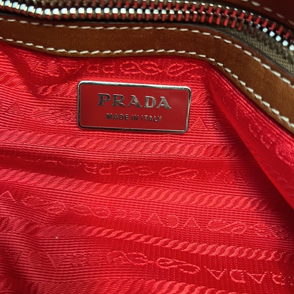 Red Prada hand bag made in Milan - Picture 3 of 5